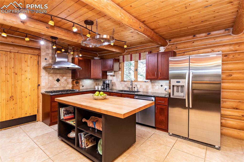 Image 13 of 50: Kitchen