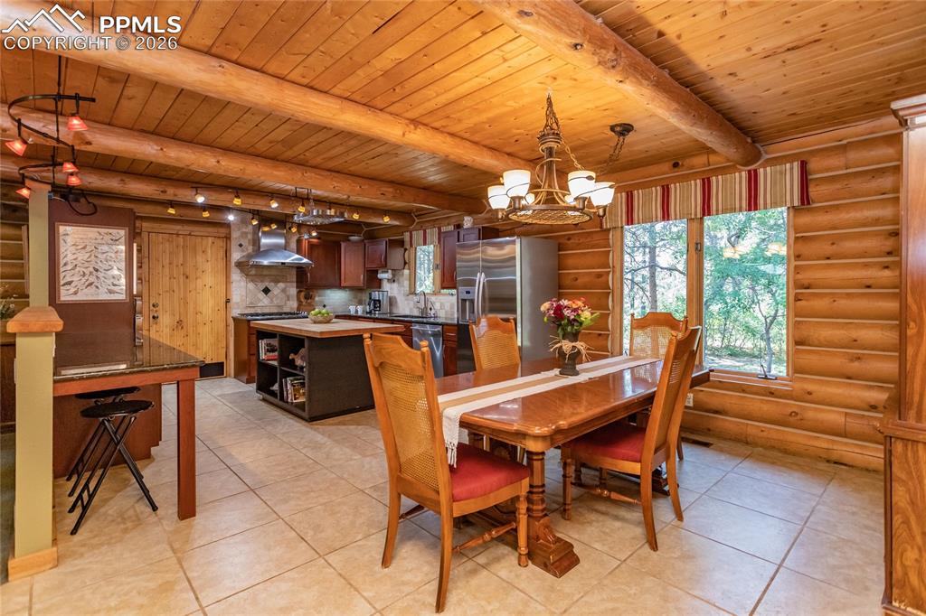 Image 14 of 50: Dining Area