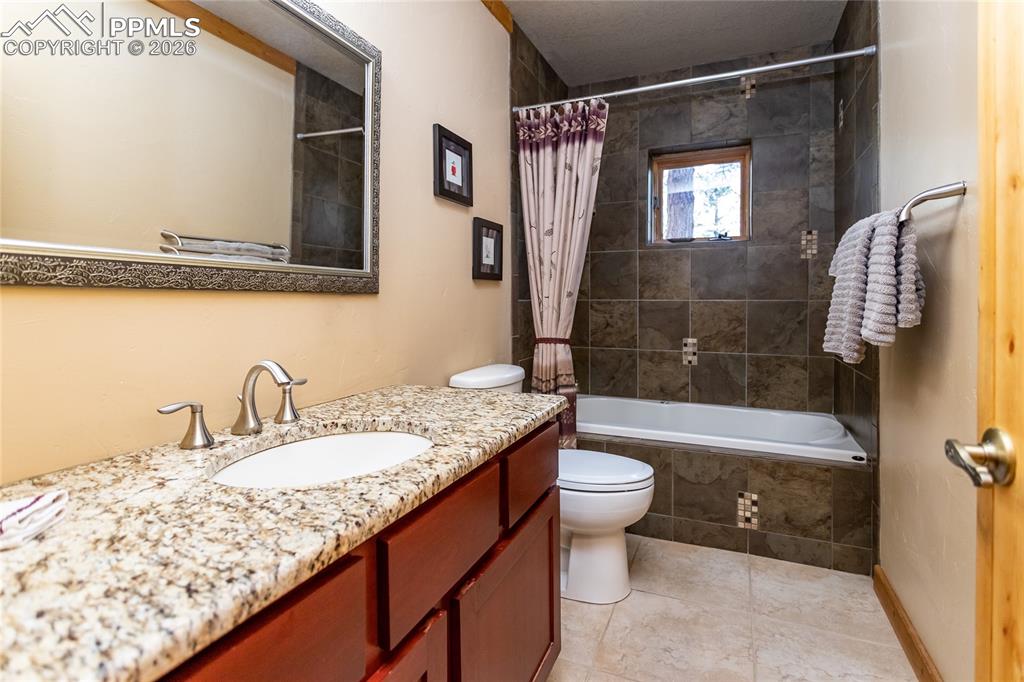 Image 22 of 50: Bathroom