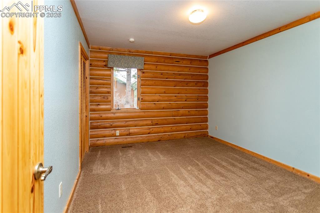 Image 23 of 50: Bedroom