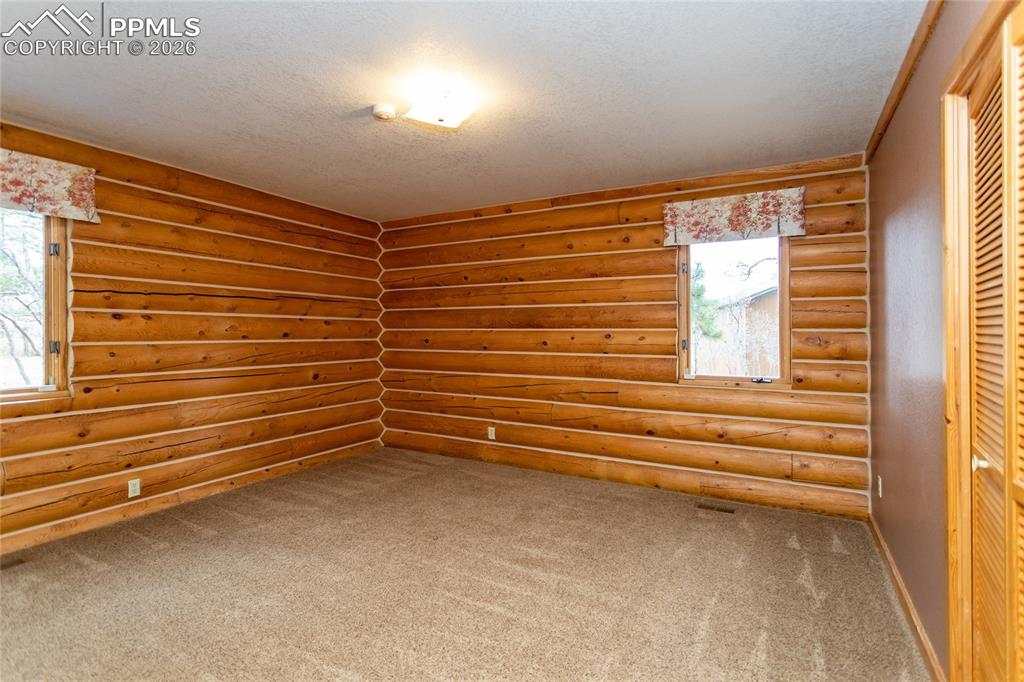 Image 25 of 50: Bedroom