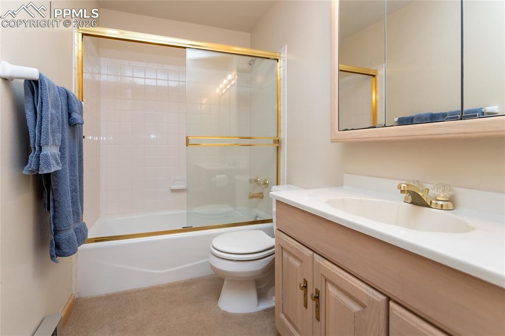 Image 31 of 50: Bathroom