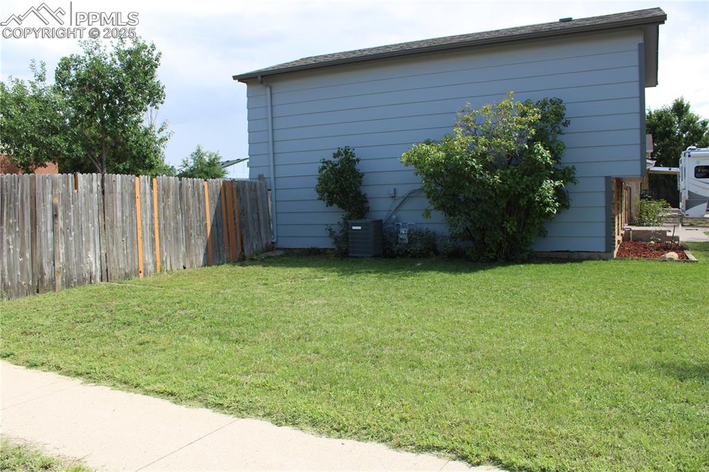 Image 30 of 35: View of side yard