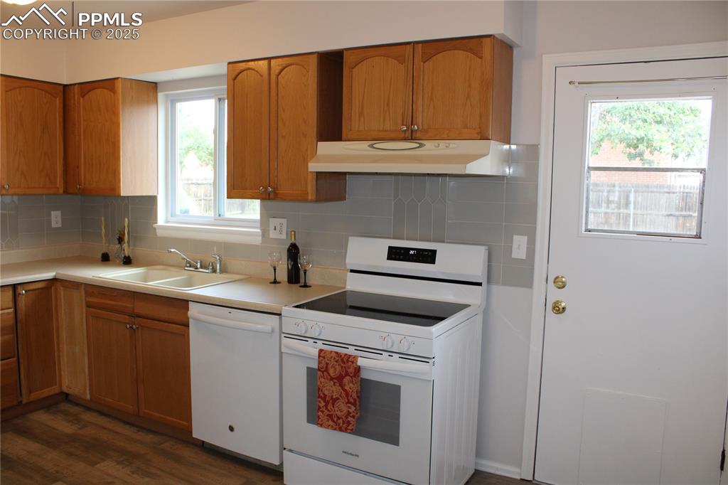 Image 9 of 35: Second picture of kitchen