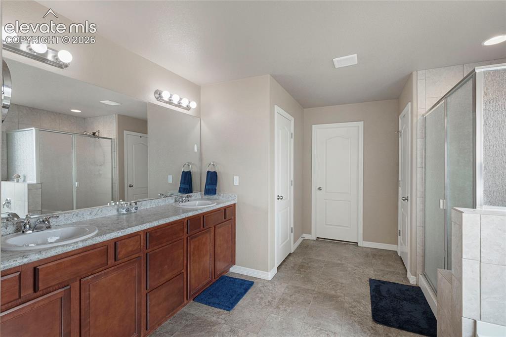 Image 16 of 44: Bathroom