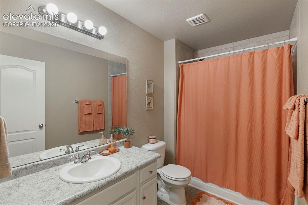 Image 22 of 44: Bathroom