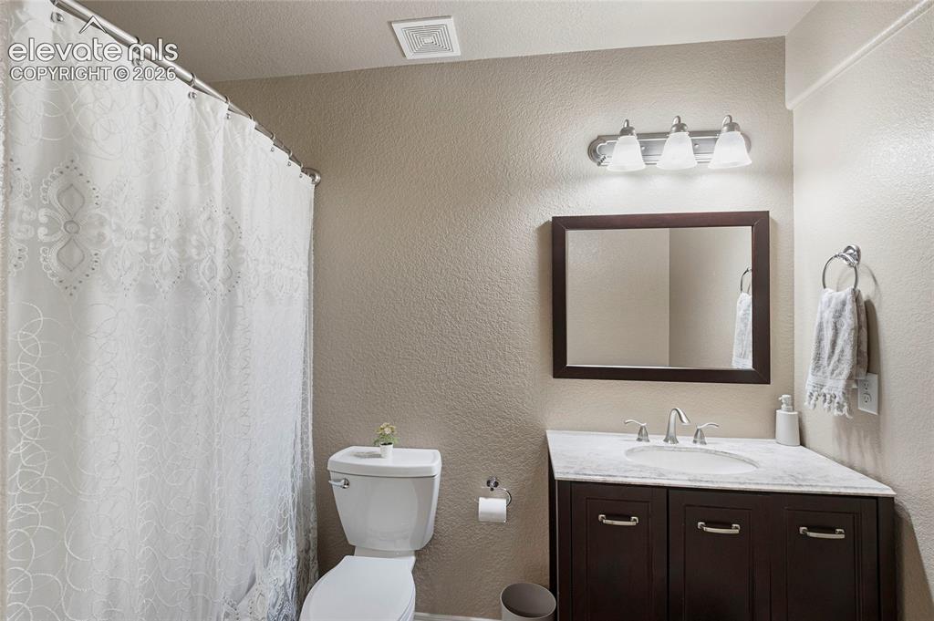 Image 32 of 44: Bathroom