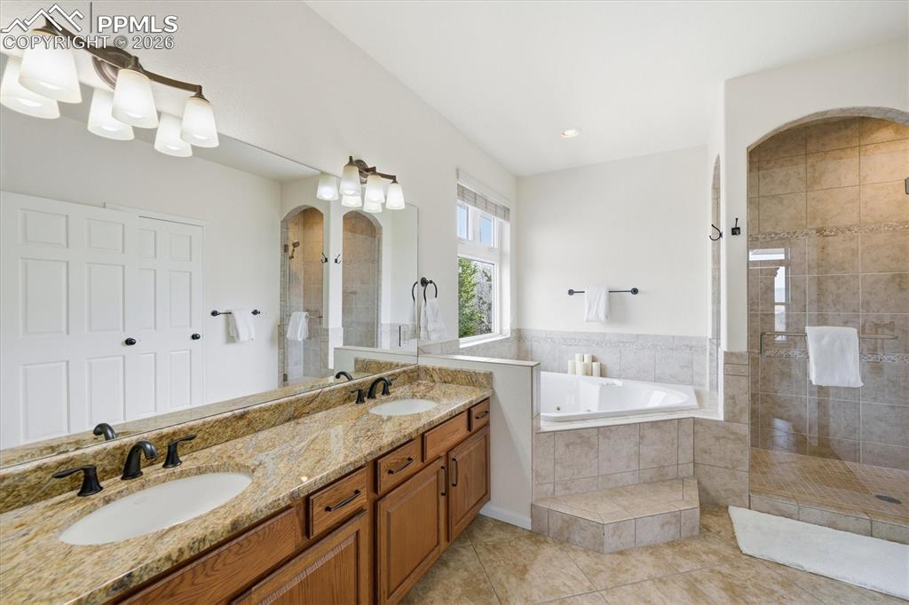 Image 17 of 46: Bathroom