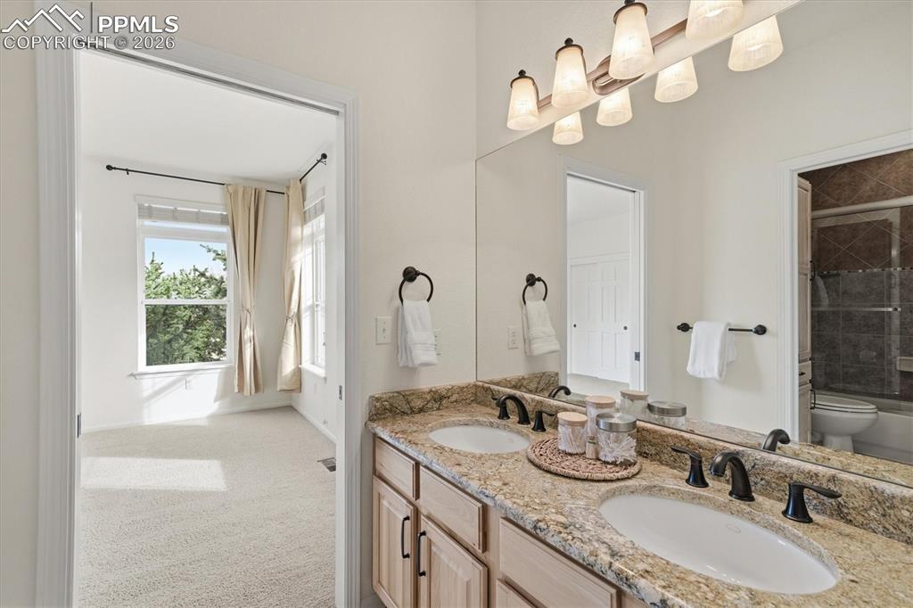 Image 19 of 46: Bathroom