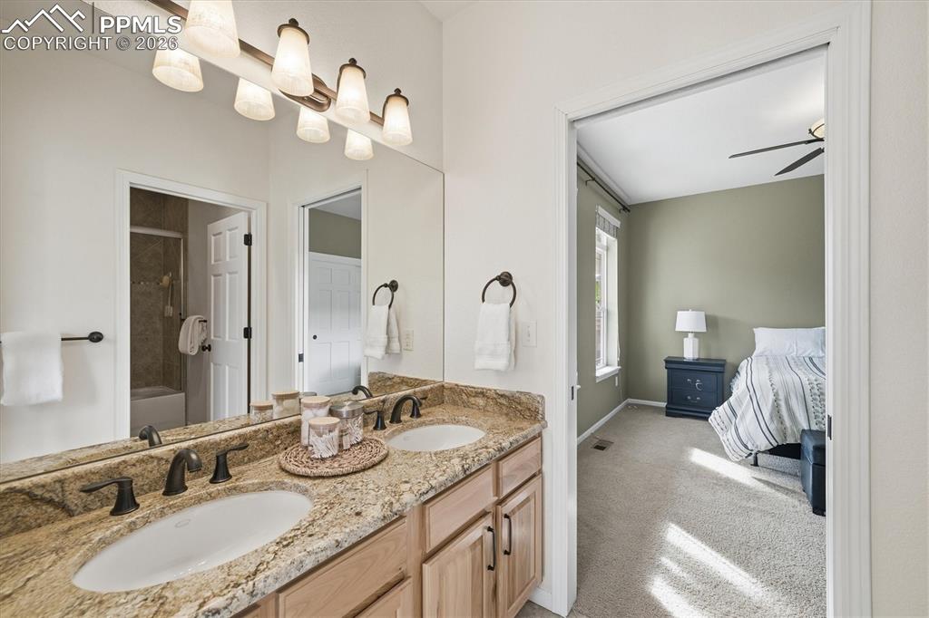 Image 21 of 46: Bathroom