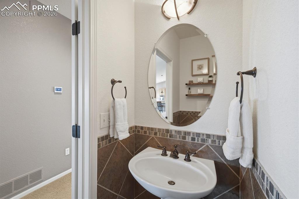 Image 25 of 46: Bathroom