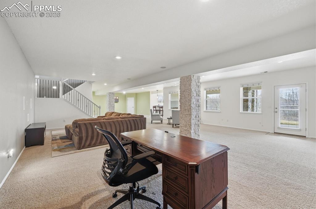 Image 34 of 46: Office