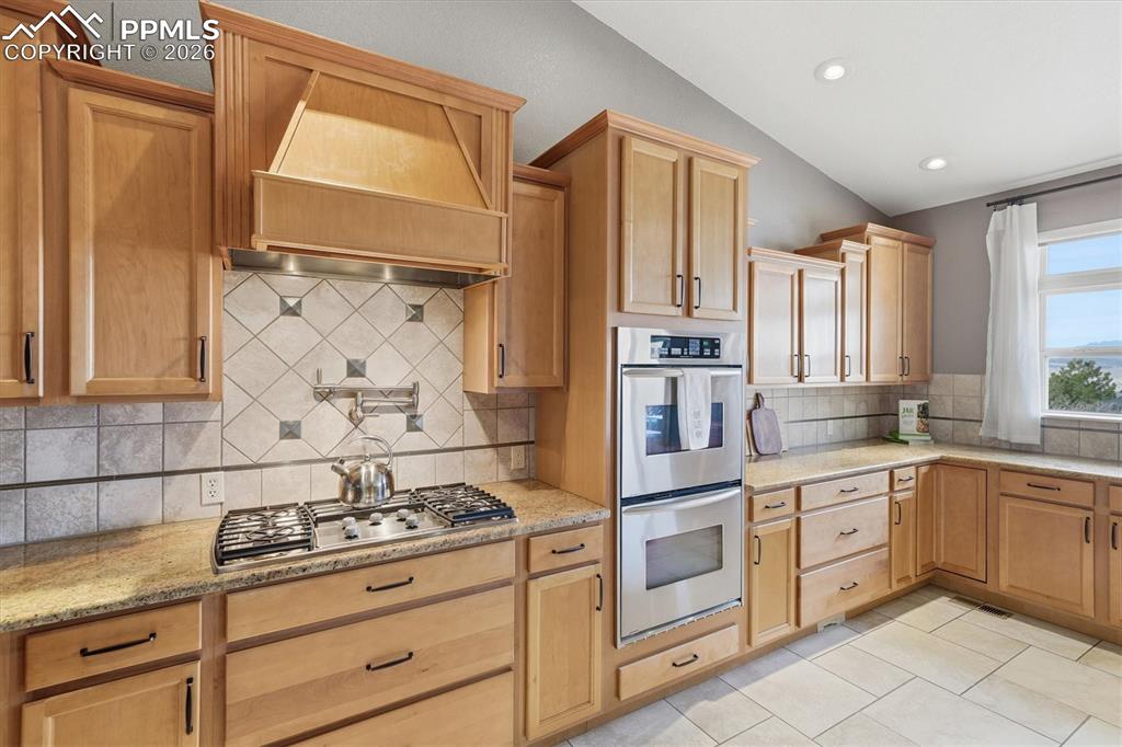 Image 5 of 46: Kitchen