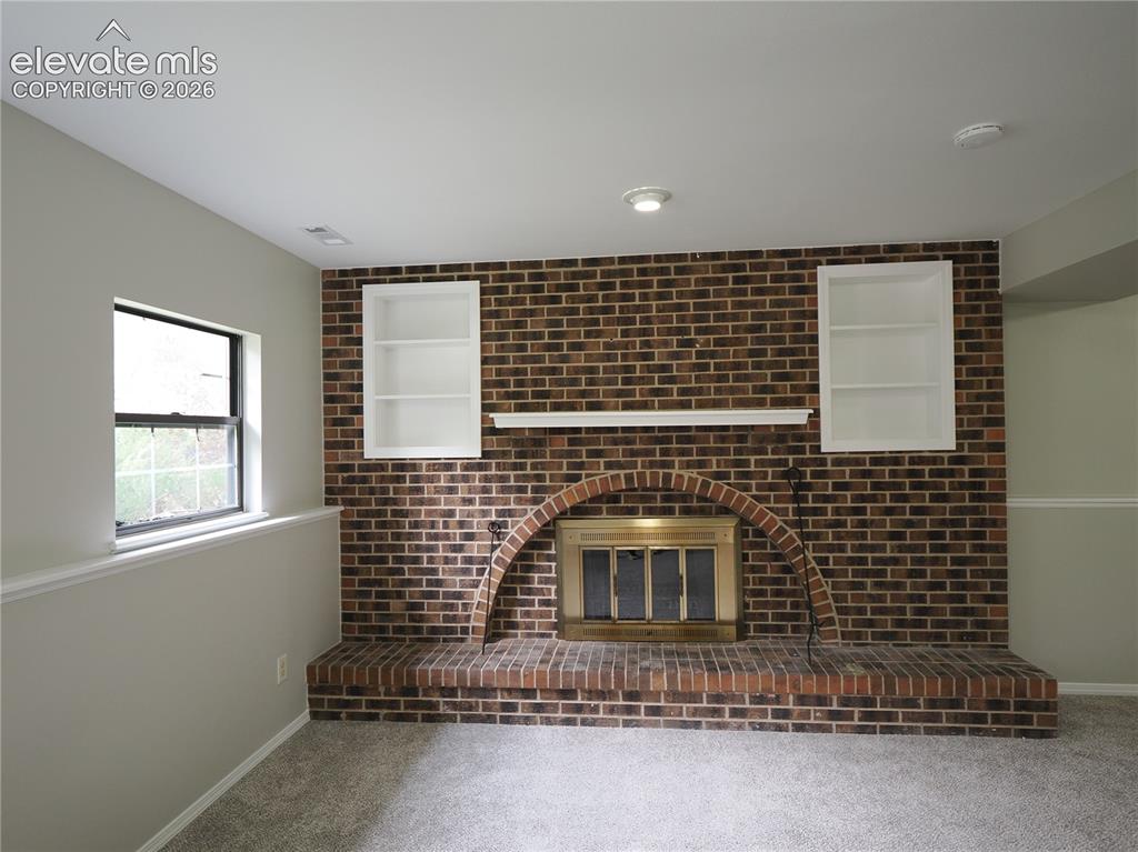 Image 19 of 31: Living Room