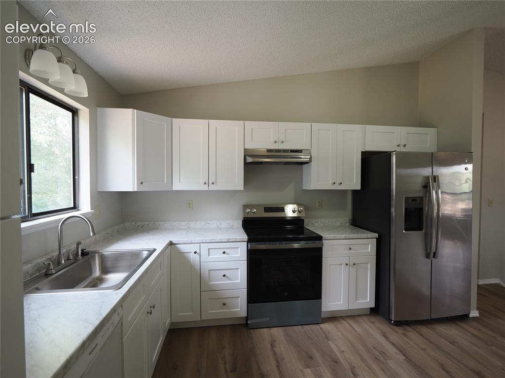 Image 8 of 31: Kitchen