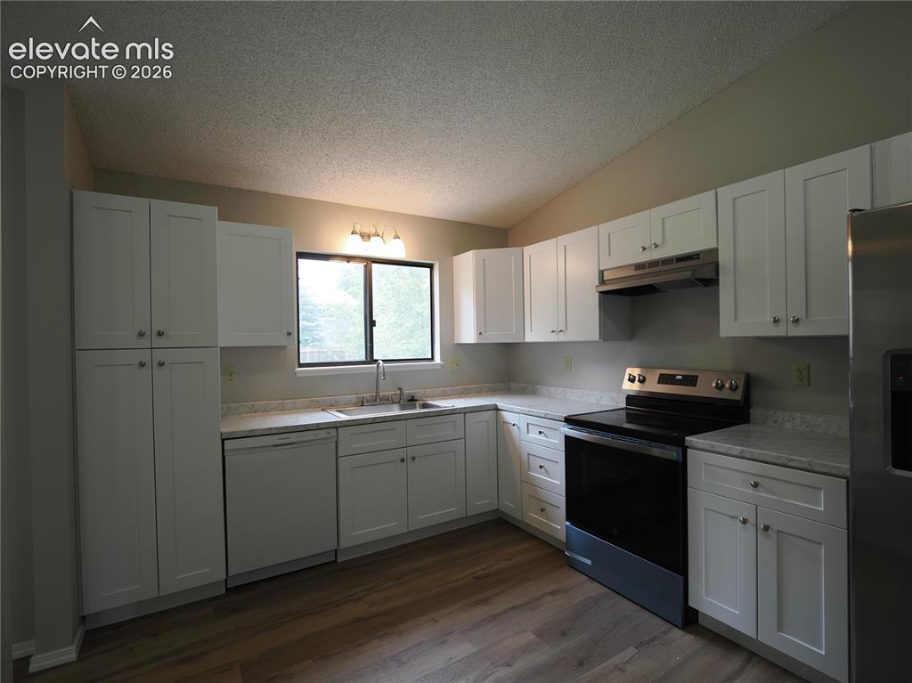 Image 9 of 31: Kitchen