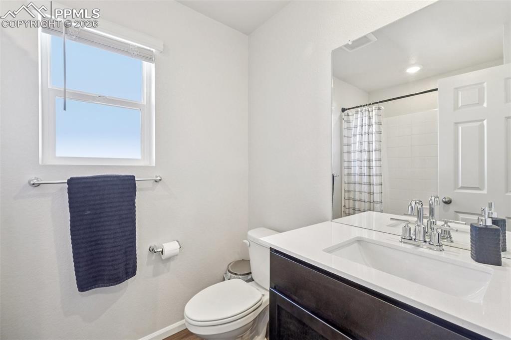 Image 32 of 34: Upstairs secondary bathroom