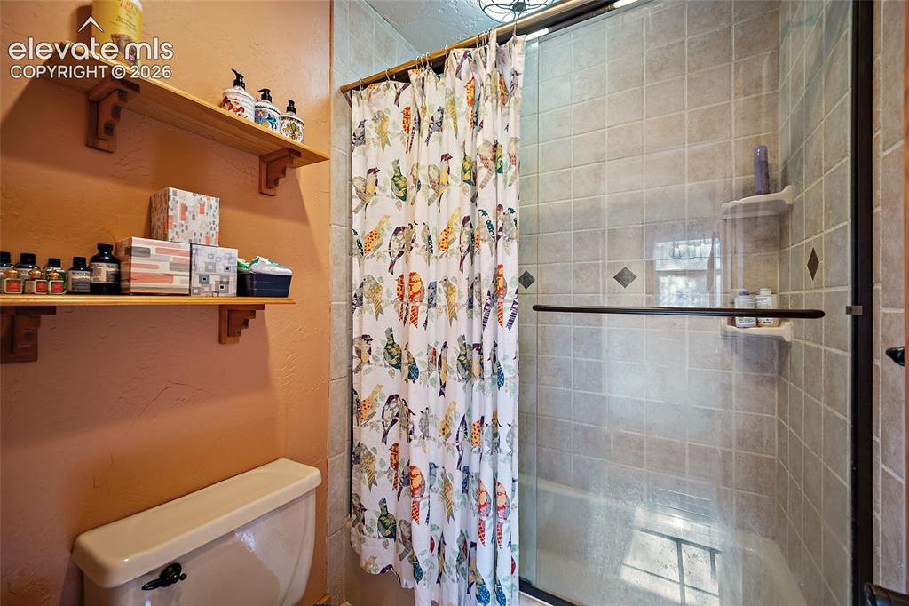 Image 15 of 32: Bathroom