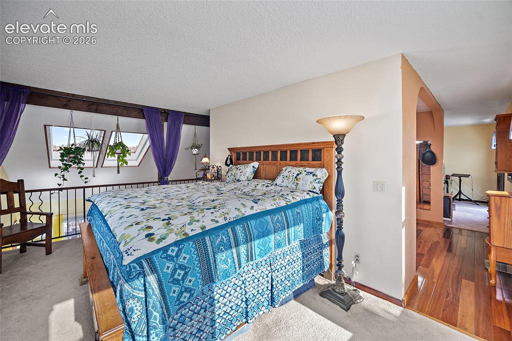 Image 18 of 32: Bedroom