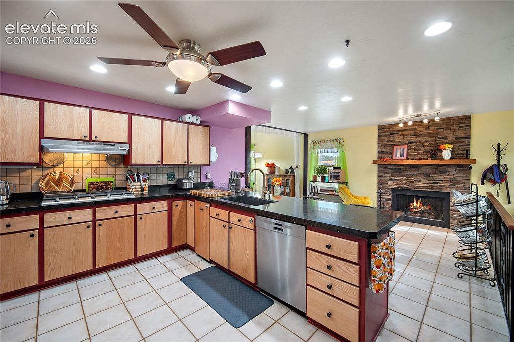 Image 9 of 32: Kitchen