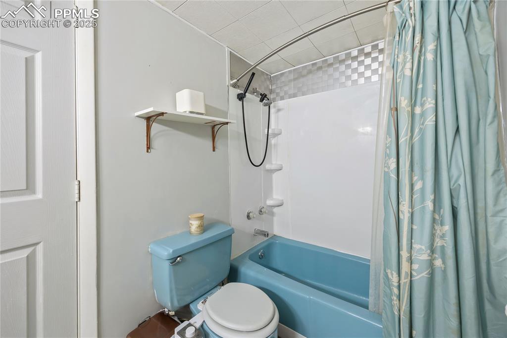 Image 27 of 36: Bathroom with toilet and shower / tub combo