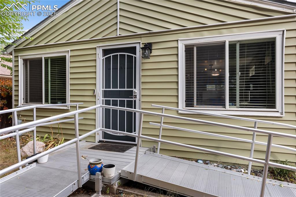 Image 3 of 36: View of property entrance
