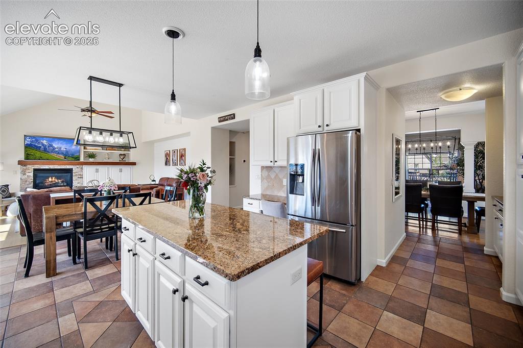 Image 10 of 50: Kitchen