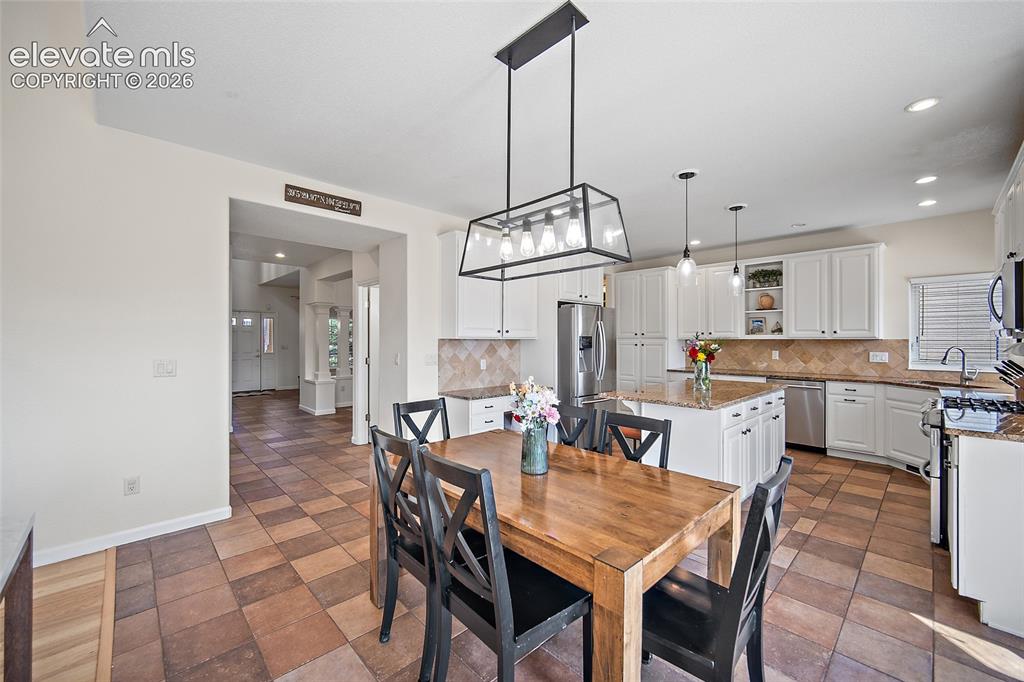 Image 14 of 50: Dining Area