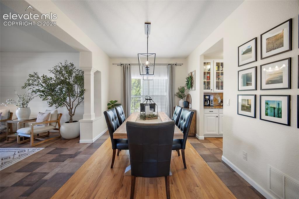 Image 6 of 50: Dining Area