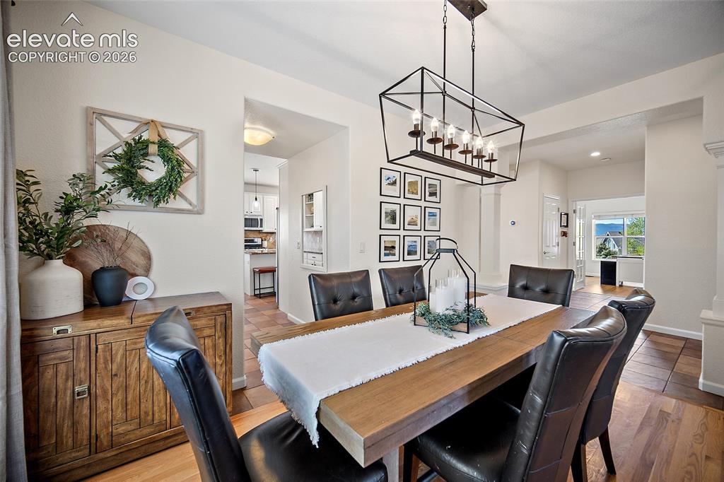 Image 7 of 50: Dining Area