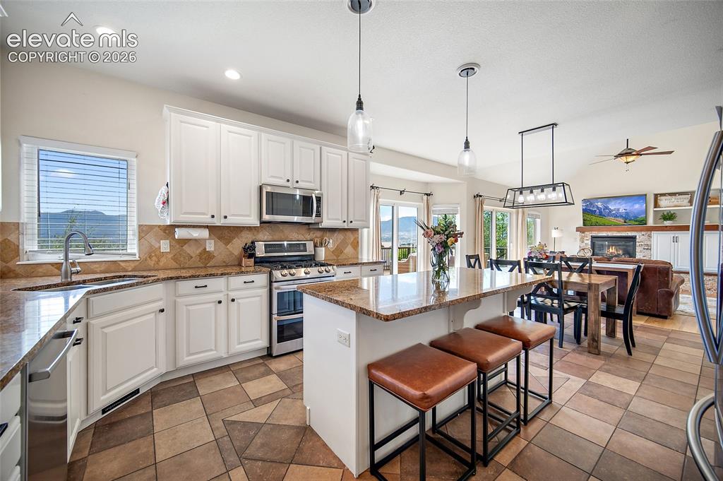 Image 9 of 50: Kitchen