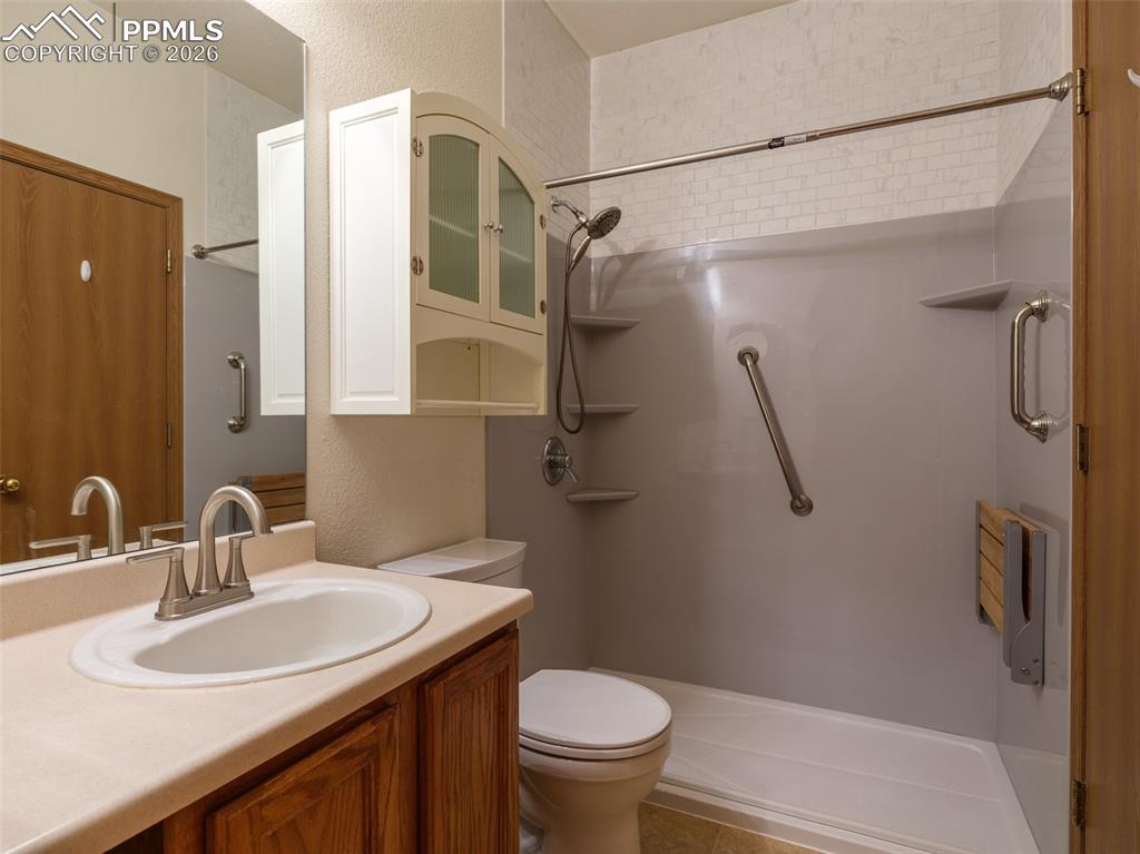 Image 15 of 38: Bathroom