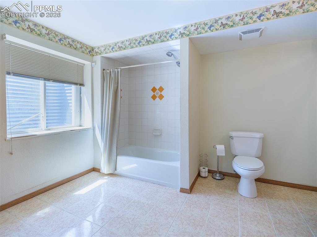 Image 22 of 38: Bathroom