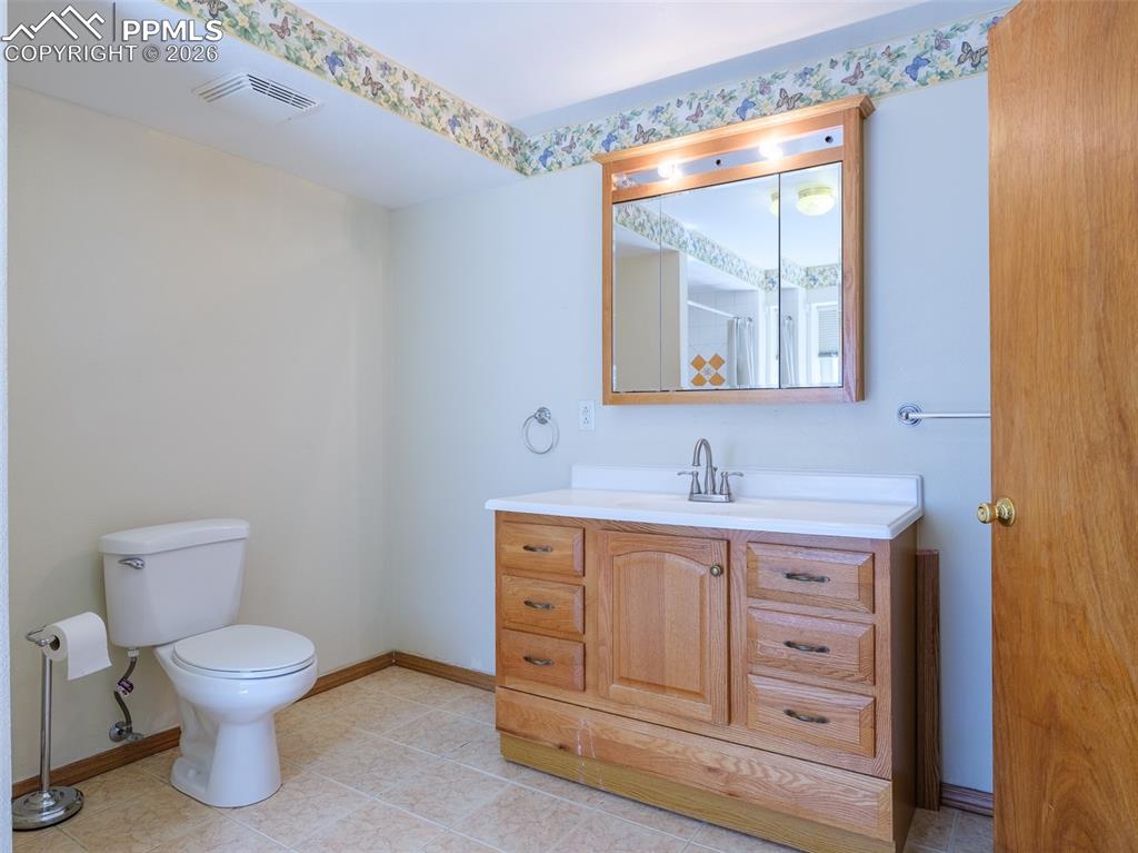 Image 23 of 38: Bathroom