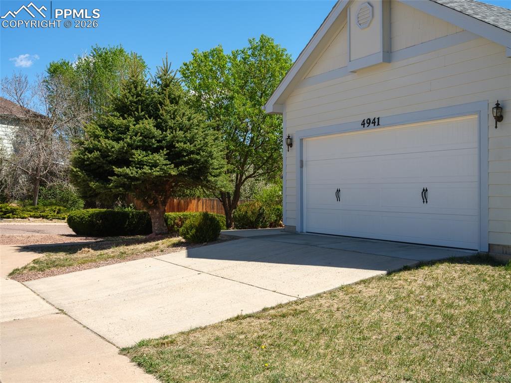 Image 35 of 38: Garage