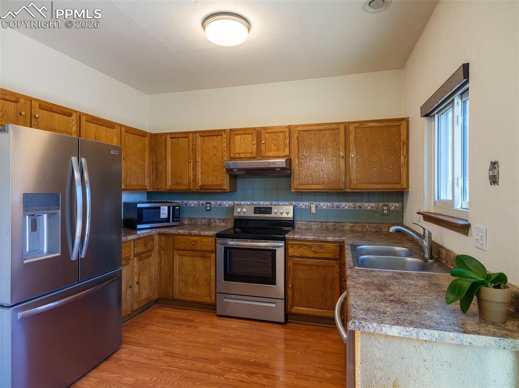 Image 9 of 38: Kitchen