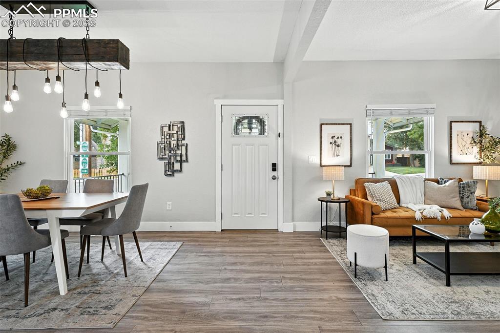 Image 11 of 42: Dining Area