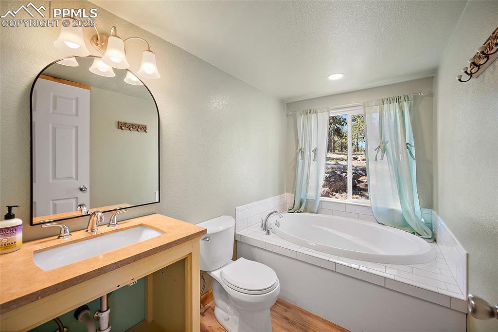 Image 14 of 41: Bathroom