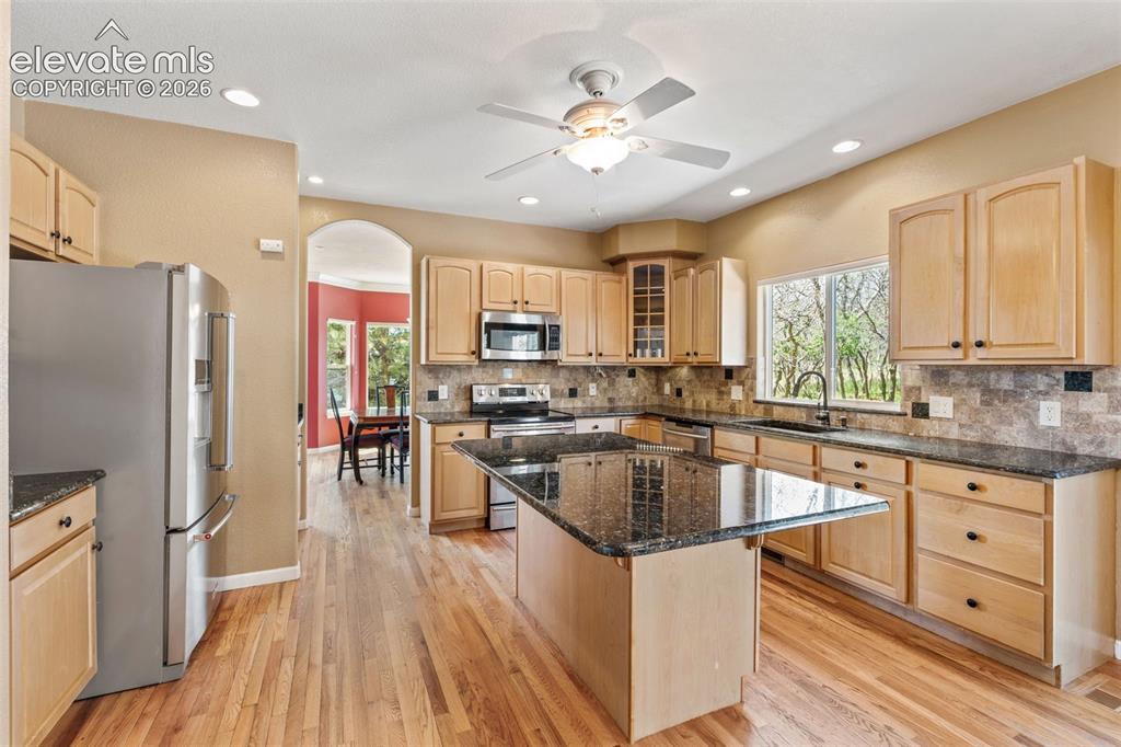 Image 10 of 49: Kitchen