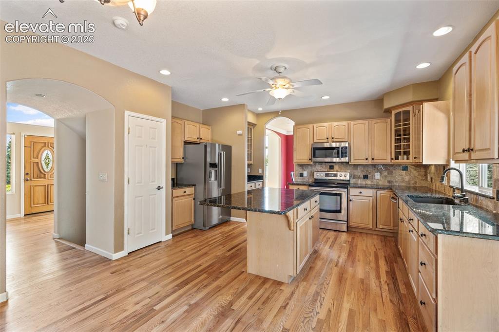 Image 11 of 49: Kitchen