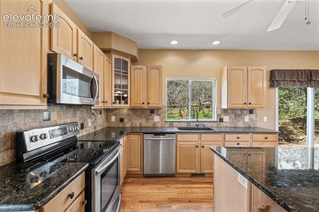 Image 12 of 49: Kitchen