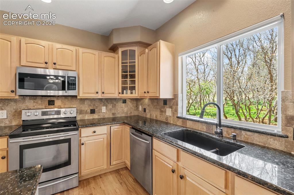 Image 13 of 49: Kitchen