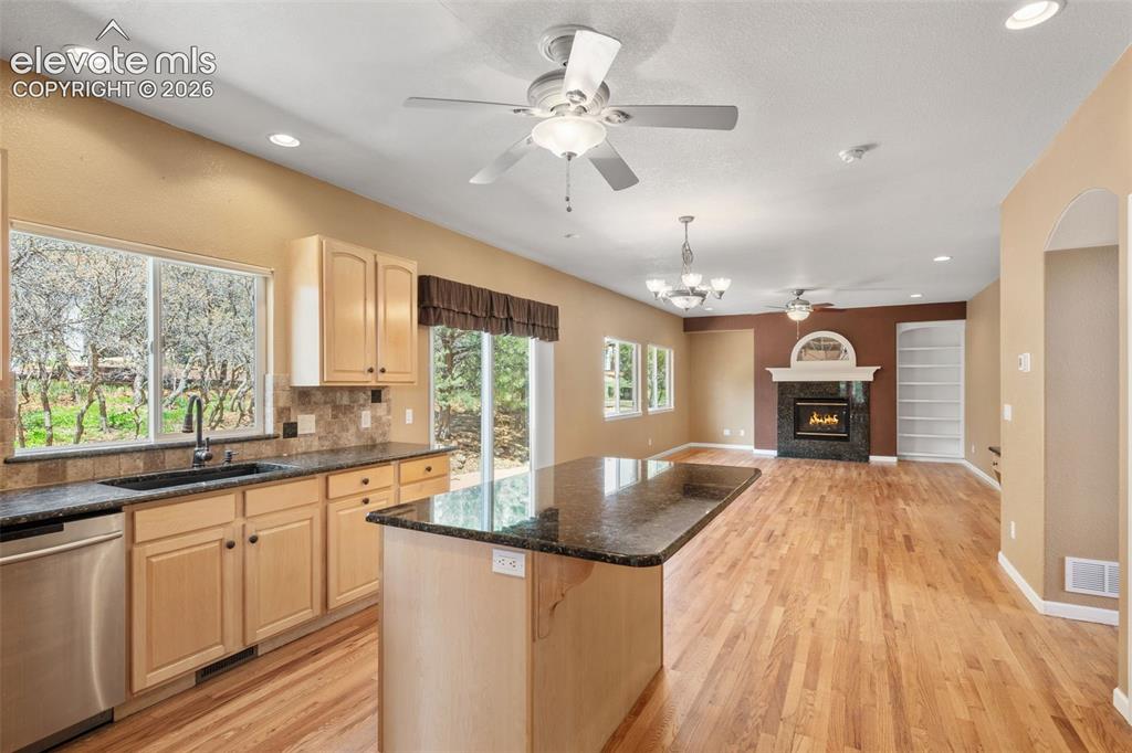 Image 15 of 49: Kitchen