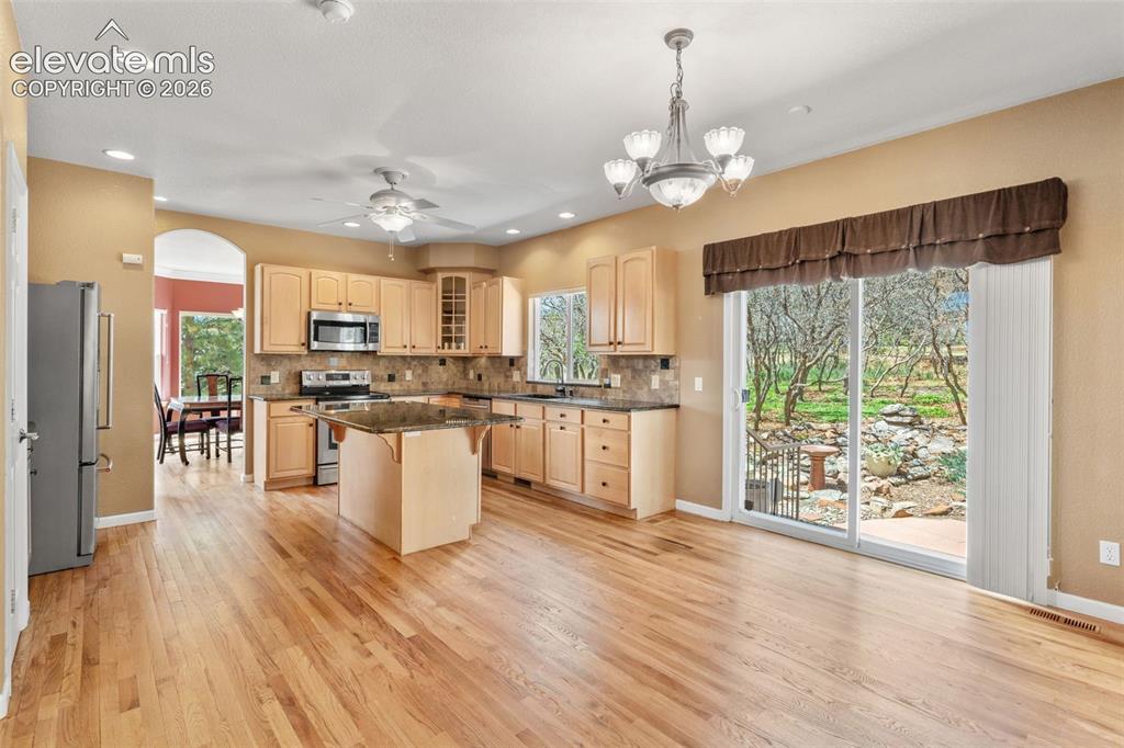 Image 16 of 49: Kitchen