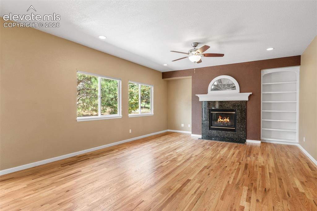 Image 18 of 49: Living Room