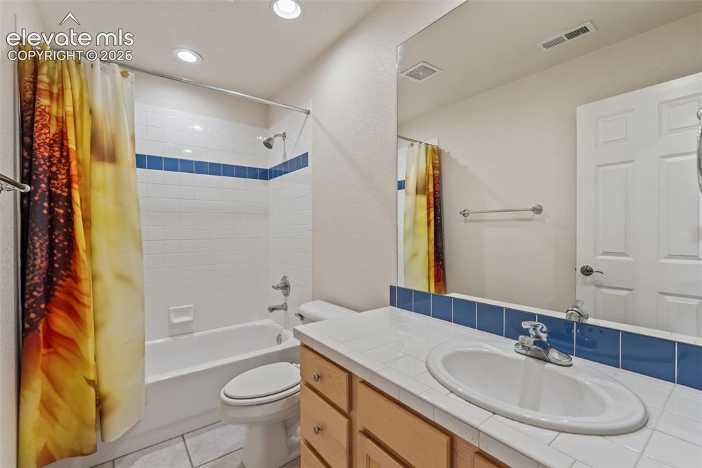 Image 32 of 49: Bathroom