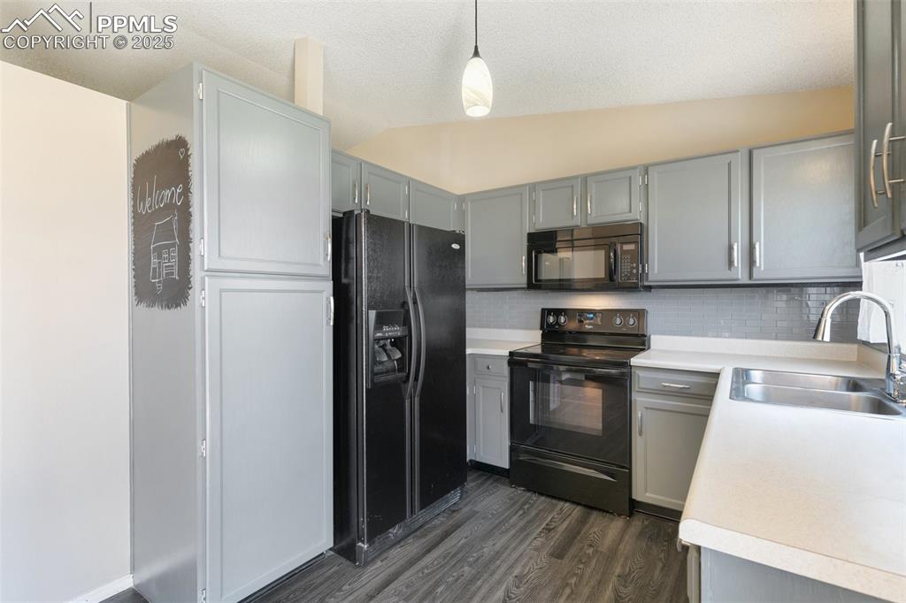 Image 15 of 41: Kitchen