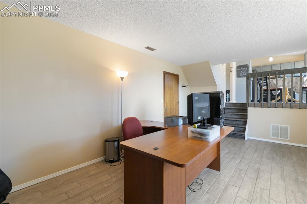 Image 19 of 41: Office