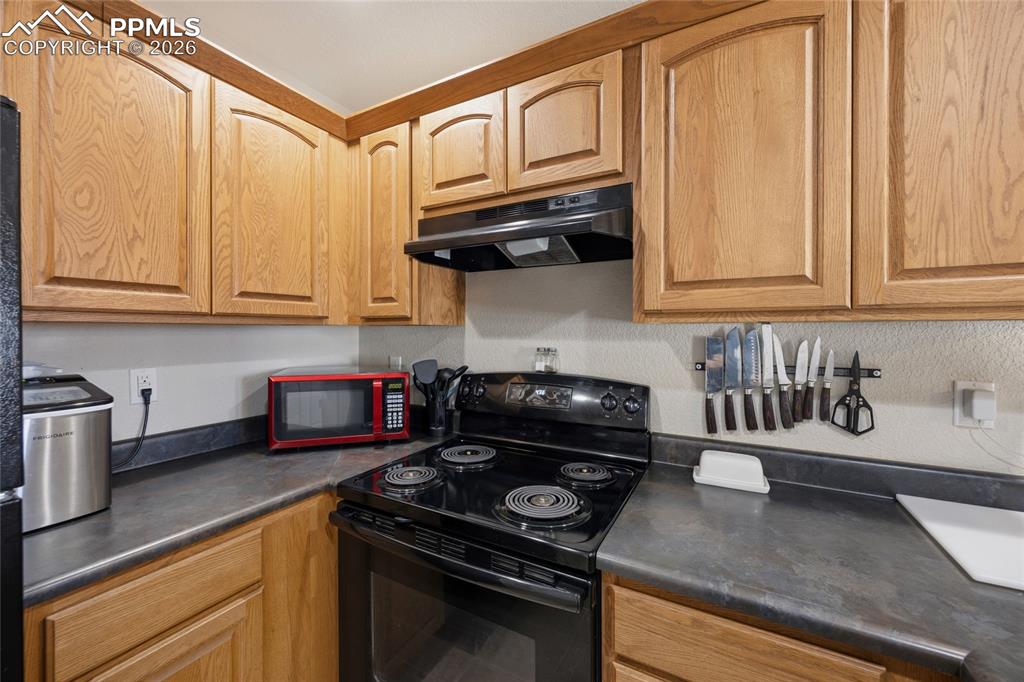 Image 11 of 36: Kitchen