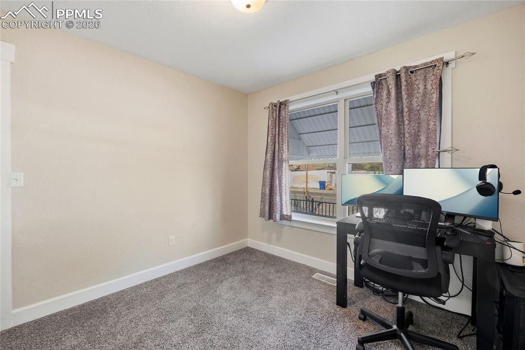 Image 23 of 36: Office